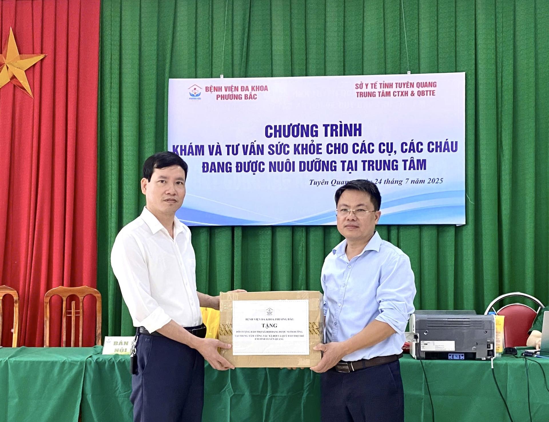 KHÁM VÀ TƯ VẤN SỨC KHỎE CHO CÁC ĐỐI TƯỢNG BẢO TRỢ TẠI TRUNG TÂM CÔNG TÁC XÃ HỘI VÀ QUỸ BẢO TRỢ TRẺ EM