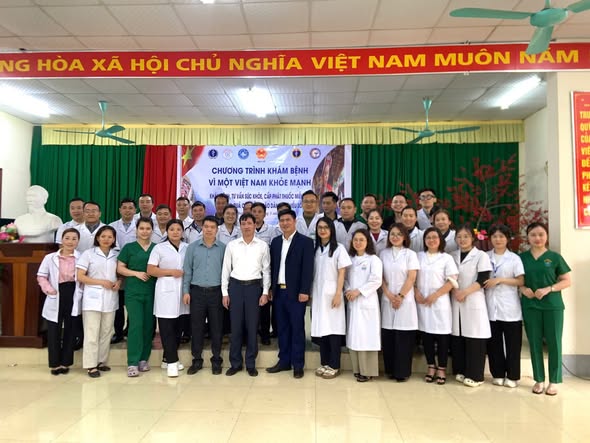 KHÁM SỨC KHỎE, CẤP PHÁT THUỐC MIỄN PHÍ CHO NHÂN DÂN XÃ SÀ PHÌN, KHU VỰC ĐỒNG VĂN