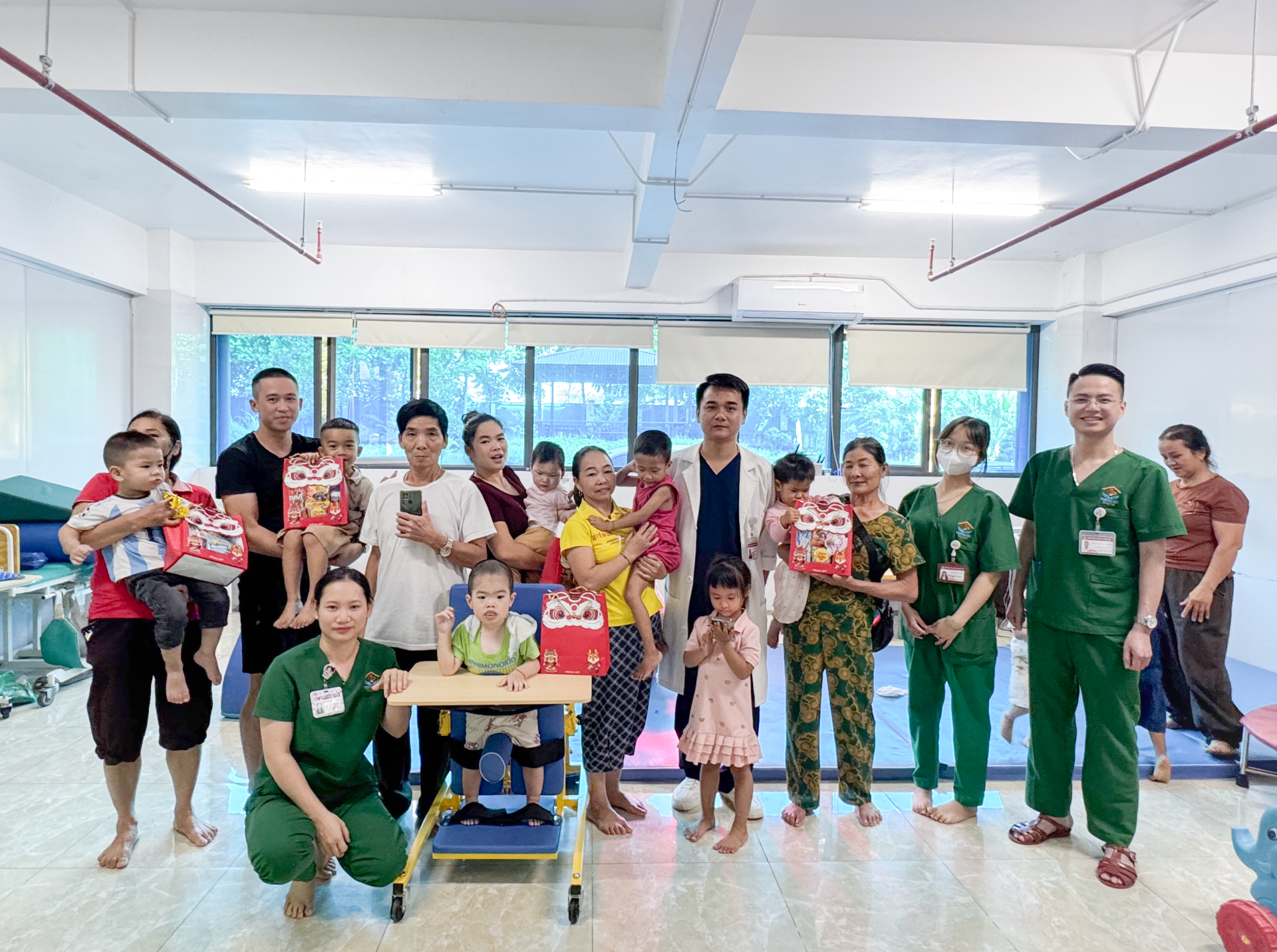 TRUNG THU ẤM ÁP – GỬI TRAO NIỀM VUI YÊU THƯƠNG ĐẾN CÁC BỆNH NHI TẠI BVĐK PHƯƠNG BẮC